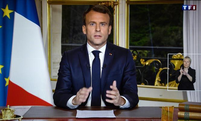 Tổng thống Pháp Emmanuel Macron trong bài phát biểu về vụ cháy Nhà thờ Đức Bà được phát sóng trên truyền hình quốc gia ngày 16/4/2019. (Ảnh: AFP/TTXVN) Tổng thống Pháp: Hiện không phải lúc dành cho chính trị ảnh 1