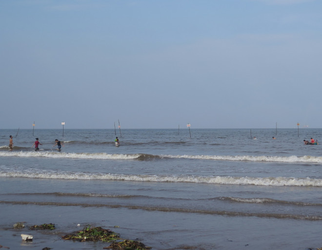 Nhếch nhác rác thải trôi dạt ở bãi biển đẹp nhất Thái Bình ảnh 3