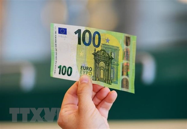 Đồng tiền mệnh giá 100 euro tại Rome, Italy. (Ảnh: AFP/TTXVN) Giới đầu tư nghiêng về khả năng ECB dừng tăng lãi suất vào tháng Chín ảnh 1