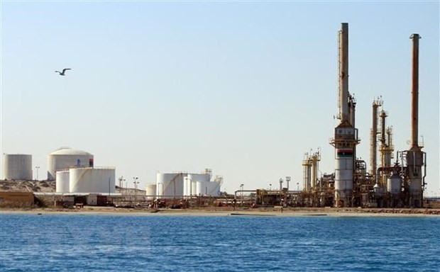 Một cơ sở lọc dầu ở thị trấn al-Buraqah của Libya. (Ảnh: AFP/ TTXVN) Giá dầu trên thị trường châu Á phiên sáng 11/7 biến động trái chiều ảnh 1