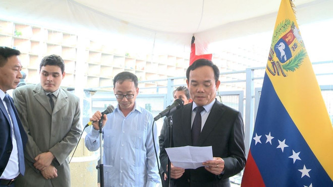 Phó Thủ tướng Trần Lưu Quang phát biểu trước Tượng đài Chủ tịch Hồ Chí Minh trên Đại lộ Simón Bolívar ở Thủ đô Caracas. (Ảnh: Mai Phương/TTXVN) ttxvn_venezuela_tran_trong_di_san_cua_chu_tich_ho_chi_minh_2.jpg
