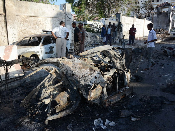 Hiện trường vụ nổ bom ngày 2/1 ở Somalia. (Nguồn: AFP/TTXVN) Mỹ triển khai việc đưa cố vấn quân sự tới Somalia ảnh 1