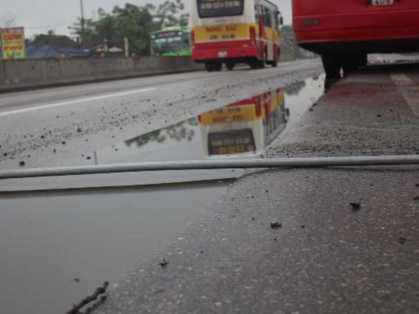 Điều tra việc "hóa chất lạ" gây hằn lún vệt bánh xe tại Quốc lộ 1A ảnh 1