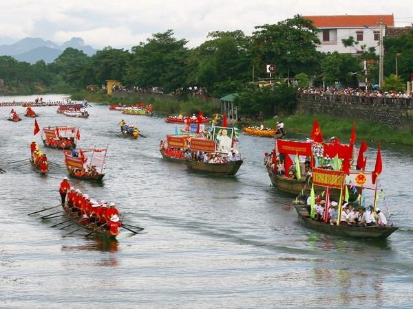 Lễ hội đua thuyền trên sông Kiến Giang. (Ảnh: Hồ Cầu/TTXVN) Quảng Bình: Thêm hai lễ hội là Di sản Văn hóa Phi vật thể Quốc gia ảnh 1