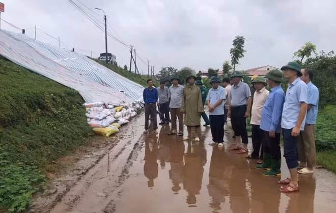 ttxvn_ha_noi_ran_nut_sut_lun_mot_so_vi_tri_tren_tuyen_de_huu_da_huu_hong_ba_vi_2.jpg
