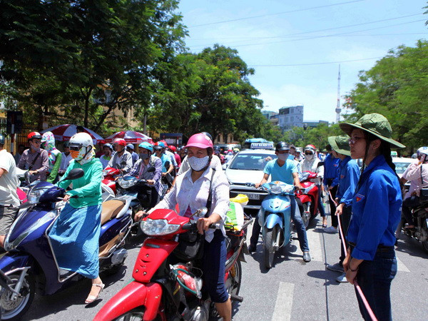 Thanh niên tình nguyện TP.HCM ra quân đảm bảo an toàn giao thông ảnh 1