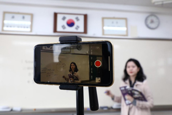 Giáo viên giảng dạy trực tuyến cho học sinh tại Hàn Quốc. (Nguồn: Getty Images) Những rắc rối trong dạy và học trực tuyến tại Hàn Quốc ảnh 1