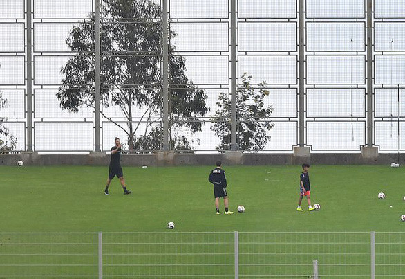 Ronaldo bị chỉ trích khi tập luyện trên sân trong thời gian cách ly ảnh 3