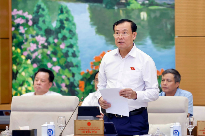Chủ nhiệm Ủy ban Quốc phòng - An ninh của Quốc hội Lê Tấn Tới báo cáo về vấn đề xin ý kiến Ủy ban Thường vụ Quốc hội. (Ảnh: Doãn Tấn/TTXVN) ttxvn_ubtvqh (5).jpg