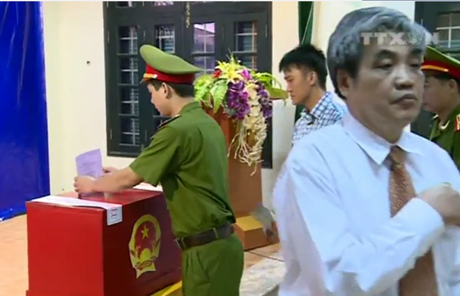 [Video] Trung đoàn cảnh sát bảo vệ mục tiêu thực hiện bầu cử ảnh 1