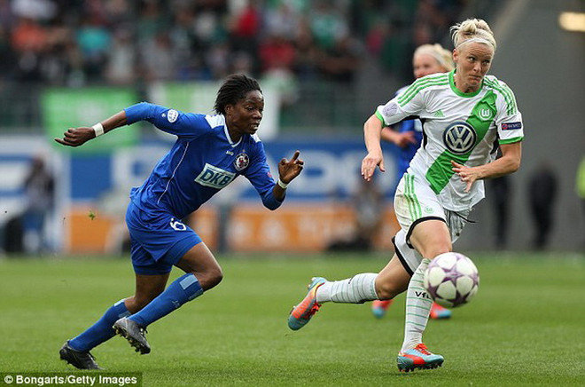 Tiết lộ gây sốc: Nữ cầu thủ bị ép cởi đồ để chứng minh giới tính ảnh 1