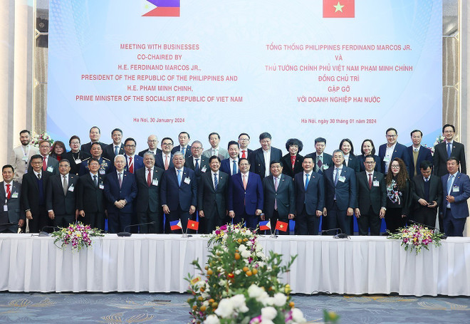 Thủ tướng Phạm Minh Chính và Tổng thống Philippines Ferdinand Marcos Jr. cùng doanh nghiệp hai nước. (Ảnh: Dương Giang/TTXVN) ttxvn_pham minh chinh philippines.jpg