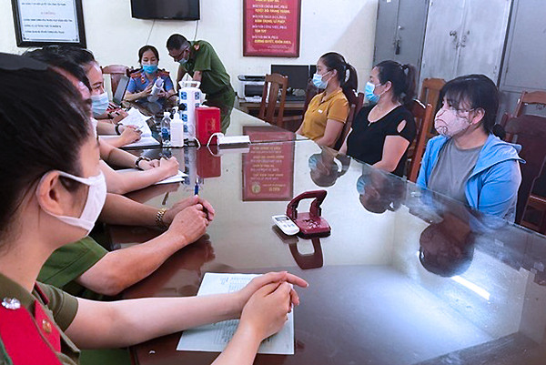 Các đối tượng tại cơ quan công an. (Nguồn: Vietnamnet) Lập công ty "ma" để mua hóa đơn giá trị gia tăng đến 1.000 tỷ đồng ảnh 1