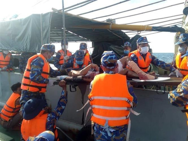Hải quân hỗ trợ ngư dân tàu cá bị tai nạn lao động trên biển ảnh 1