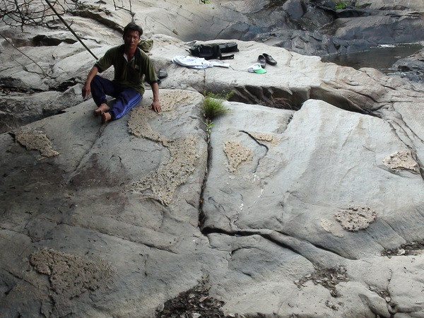 Phát hiện phiến đá nổi lên hình ảnh về bản đồ Việt Nam ảnh 3