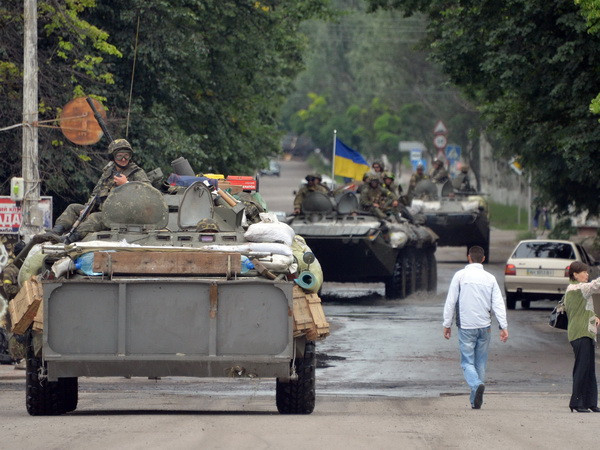 Hàng loạt xe tăng và xe bọc thép tập trung ở phía Nam Donetsk ảnh 1