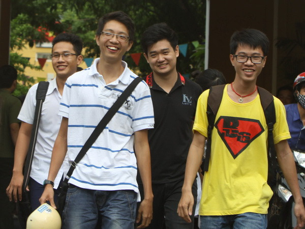 Thí sinh thoải mái tâm lý làm bài thi môn Hóa học, Ngữ Văn ảnh 1