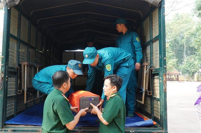 Ban Chỉ đạo 24 thị xã Bình Long tổ chức lễ bàn giao 25 hài cốt liệt sỹ vừa được phát hiện và cất bốc tại địa phương cho Bộ Chỉ huy Quân sự tỉnh Bình Phước. (Ảnh: TTXVN phát) Bình Phước: Cất bốc 25 hài cốt liệt sỹ, chưa xác định được danh tính ảnh 1