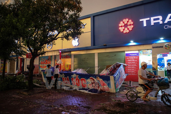 Cơn dông lốc ở Hà Nội cho thấy thời tiết diễn biến cực kỳ nguy hiểm ảnh 1