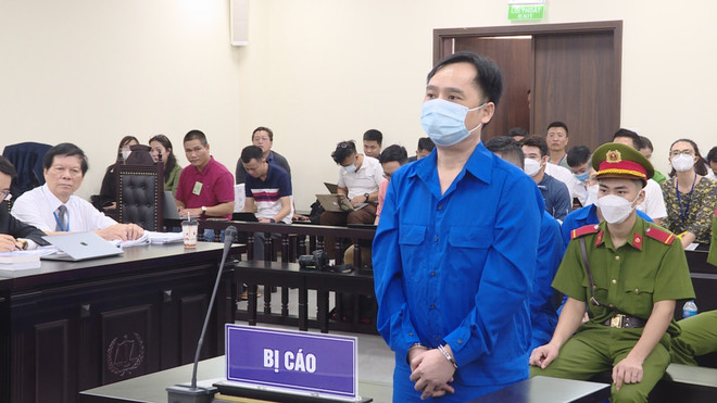 Bị cáo Đỗ Thành Nhân khai báo tại phiên tòa. (Ảnh: Kim Anh/TTXVN) Thao túng chứng khoán: "Ảo thuật" trong hệ sinh thái Louis Holdings ảnh 2