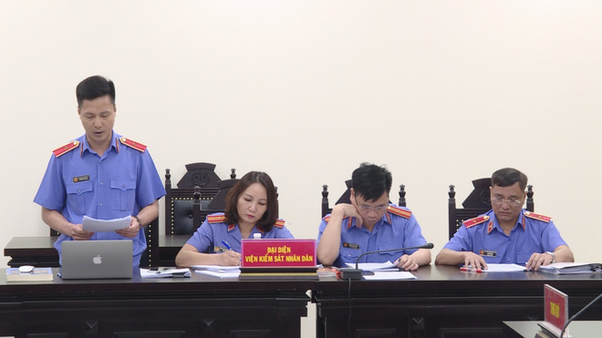 Đại diện Viện Kiểm sát công bố bản cáo trạng. (Ảnh: Kim Anh/TTXVN) Thao túng chứng khoán: "Ảo thuật" trong hệ sinh thái Louis Holdings ảnh 3