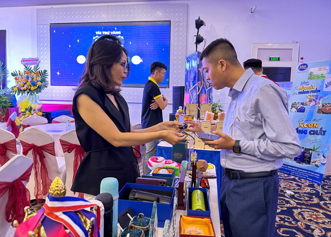 Khách hàng và doanh nghiệp kết nối giao thương tại chương trình. (Ảnh: Thanh Liêm/TTXVN) Cần Thơ: 500 doanh nghiệp kết nối giao thương khu vực Tây Nam Bộ ảnh 1