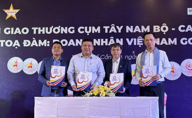Đại diện Hội Doanh nghiệp trẻ các địa phương ký kết hợp tác tại chương trình. (Ảnh: Thanh Liêm/TTXVN) Cần Thơ: 500 doanh nghiệp kết nối giao thương khu vực Tây Nam Bộ ảnh 2