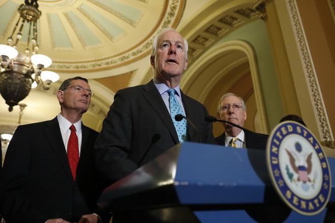 Lãnh đạo đa số Thượng viện Mỹ Mitch McConnell (phải) cùng các Thượng nghị sỹ John Cornyn (giữa) và John Barrasso trong cuộc họp báo tại thủ đô Washington ngày 6/9. (Nguồn: AFP/TTXVN) Thượng viện Mỹ thông qua dự luật cứu trợ thiên tai hơn 15 tỷ USD ảnh 1