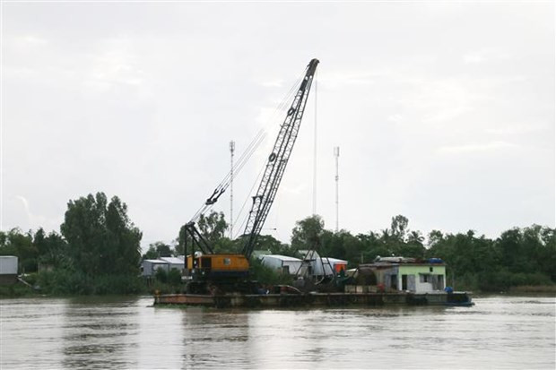 Các phương tiện múc cát chờ trên sông Hậu. (Ảnh: Công Mạo/TTXVN) Bộ GTVT sẽ triển khai thi công 8 dự án giao thông trọng điểm ảnh 1