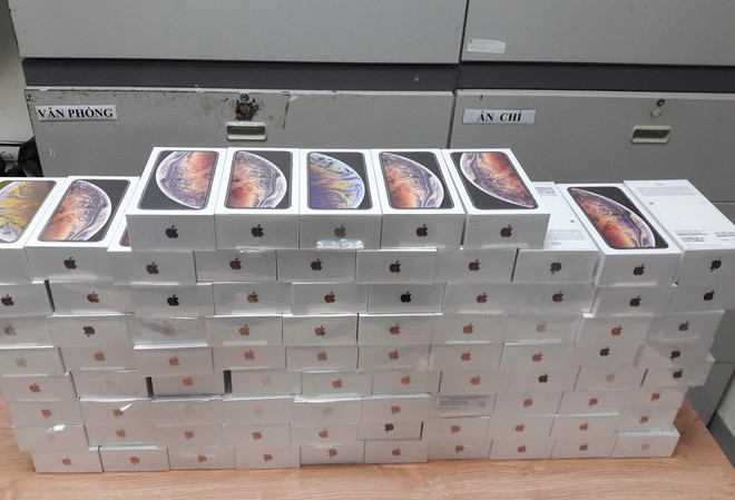 TP.HCM: Phát hiện xe ôtô chở hàng trăm iPhone, iPad nghi nhập lậu ảnh 1