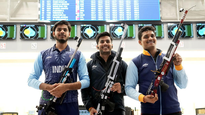 Các xạ thủ Ấn Độ Rudrankksh Patil (phải), Aishwary Pratap Singh Tomar (giữa) và Divyansh Singh Panwar. (Nguồn: PTI) ASIAD 2023: Đoàn Ấn Độ lập Kỷ lục Thế giới ở môn Bắn súng ảnh 1