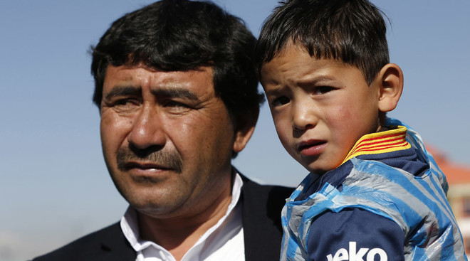 Cậu bé mặc áo Messi làm từ túi nilon phải rời quê vì bị đe dọa ảnh 2