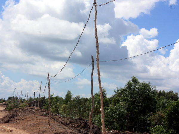 Điện giật khi đang thi công pano, 1 người chết và 2 người bị bỏng ảnh 1