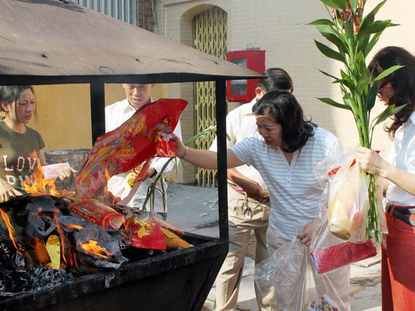 Đề nghị tuyên truyền, vận động nhân dân hạn chế đốt vàng mã ảnh 1