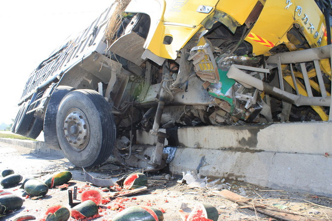 Ninh Bình: Lái xe ngủ gật đâm vào dải phân cách cầu Gián Khẩu ảnh 4