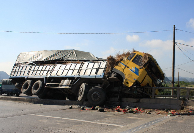 Ninh Bình: Lái xe ngủ gật đâm vào dải phân cách cầu Gián Khẩu ảnh 3