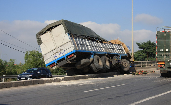 Ninh Bình: Lái xe ngủ gật đâm vào dải phân cách cầu Gián Khẩu ảnh 2