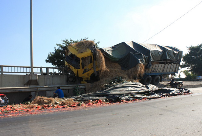 Ninh Bình: Lái xe ngủ gật đâm vào dải phân cách cầu Gián Khẩu ảnh 1