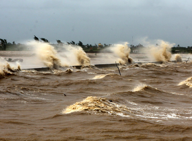Áp thấp mạnh lên thành bão, vùng biển Hoàng Sa gió mạnh cấp 6-7 ảnh 1
