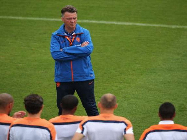 Louis van Gaal công kích FIFA vì dành sự ưu ái cho Brazil ảnh 1