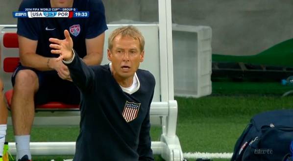 Jurgen Klinsmann bị chế giễu vì mặc "áo ngủ" trong trận đấu ảnh 2