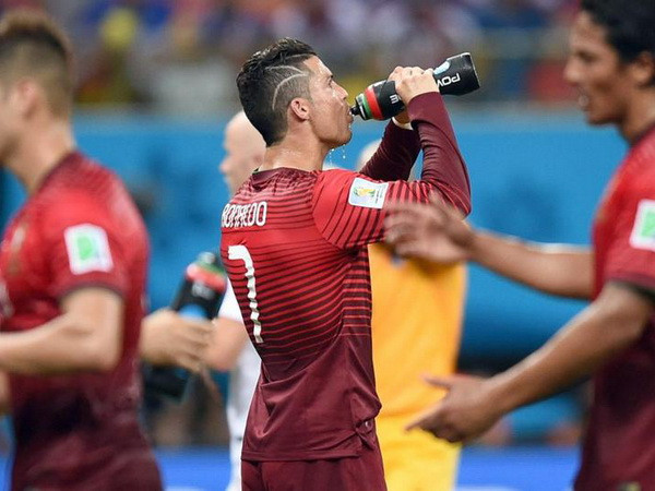 Lần đầu tiên trọng tài cho giải lao đột xuất tại World Cup ảnh 1