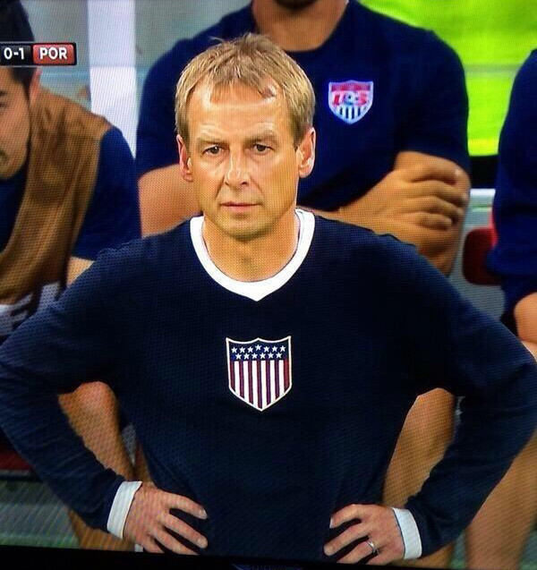 Jurgen Klinsmann bị chế giễu vì mặc "áo ngủ" trong trận đấu ảnh 1