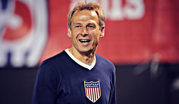 Jurgen Klinsmann bị chế giễu vì mặc "áo ngủ" trong trận đấu ảnh 3