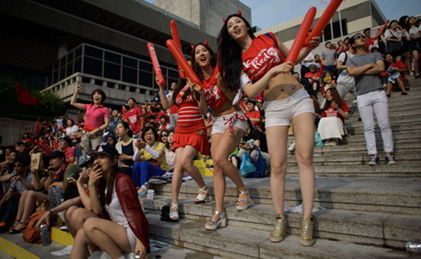 Vẻ đẹp rạng ngời, gợi cảm của các nữ cổ động viên Hàn Quốc ảnh 1