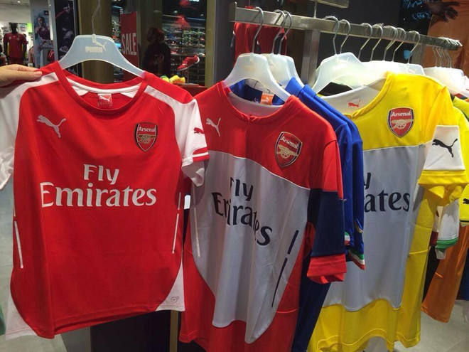 Áo đấu mới của Arsenal được bày bán trong cửa hàng Puma? ảnh 1