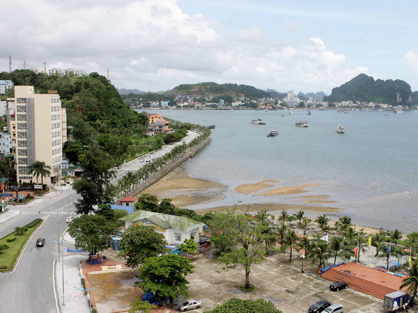 Bãi Cháy luôn trong tình trạng “cháy phòng” nghỉ vào dịp cuối tuần ảnh 1