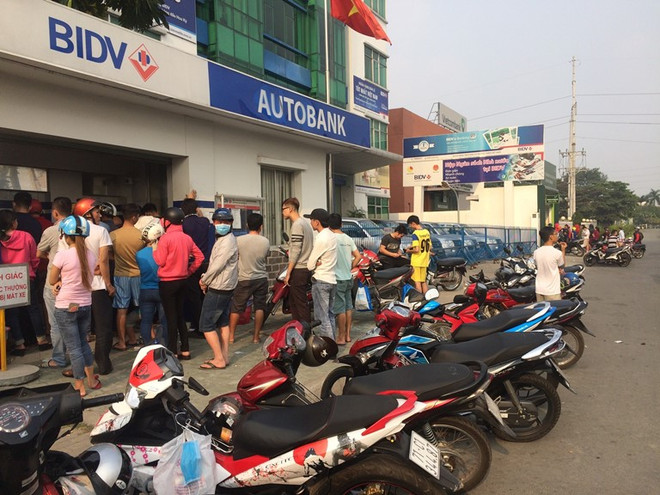 ATM tê liệt, hàng trăm công nhân mòn mỏi chờ rút tiền về quê đón Tết ảnh 1