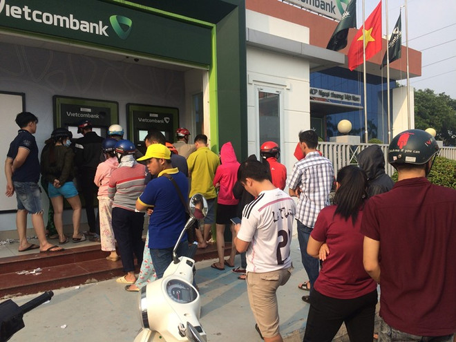 ATM tê liệt, hàng trăm công nhân mòn mỏi chờ rút tiền về quê đón Tết ảnh 2