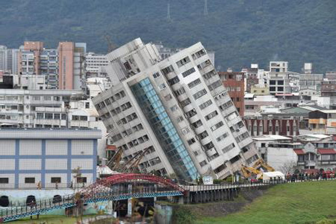 Đài Loan ngừng hoạt động cứu hộ tại tòa nhà đổ nghiêng do động đất ảnh 1